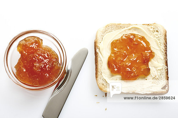 Frühstück Scheibe Toast mit Butter und Orangenmarmelade erhöhte Aussicht