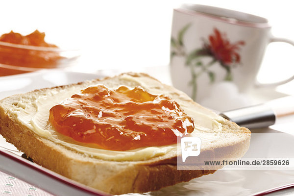 Frühstück  Scheibe Toast mit Butter und Orangenmarmelade  Nahaufnahme
