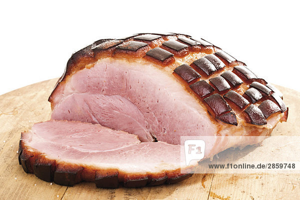 Geschnittener Schweinebraten mit Knistern auf Holzplatte