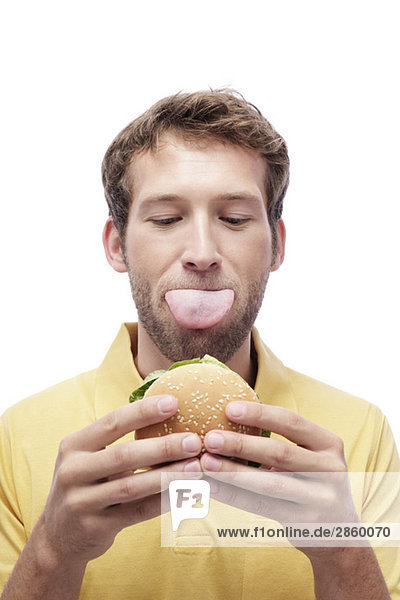 Junger Mann mit Hamburger,  Portrait