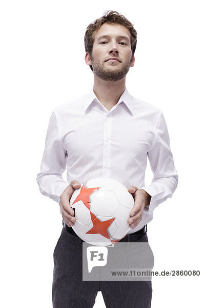 Junger Mann mit Fußball  Portrait
