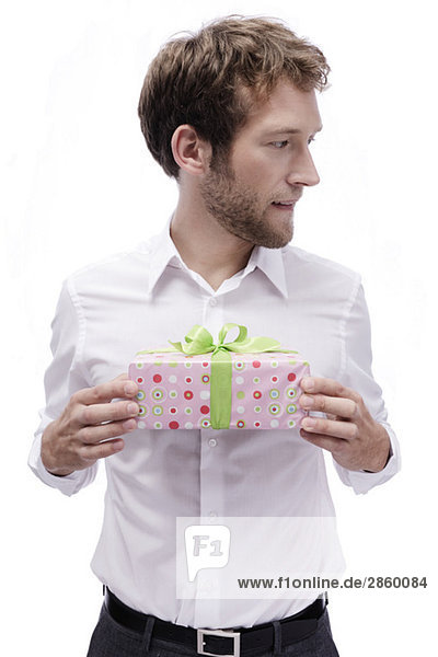 Junger Mann mit Geschenkbox  Portrait
