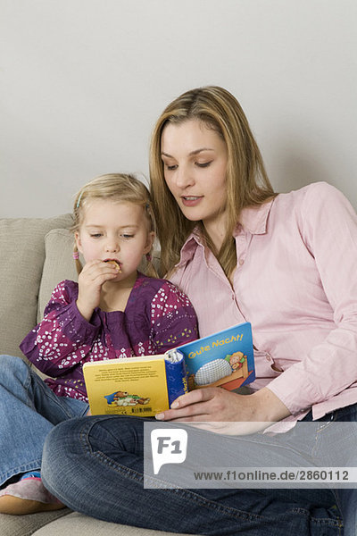 Mutter und Tochter (3-4) lesen Bilderbuch