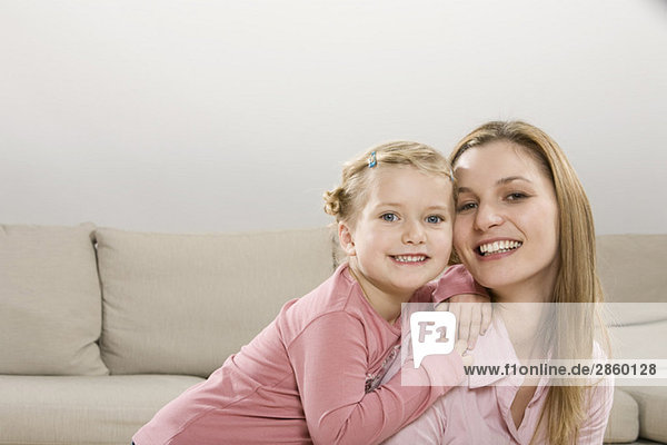 Mutter und Tochter (3-4)  lächelnd