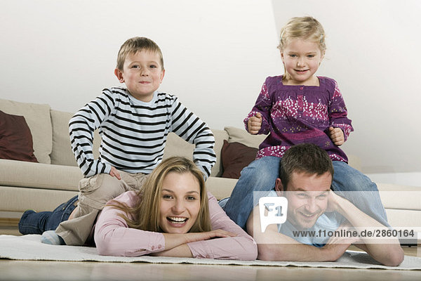 Familie entspannt zu Hause  lächelnd