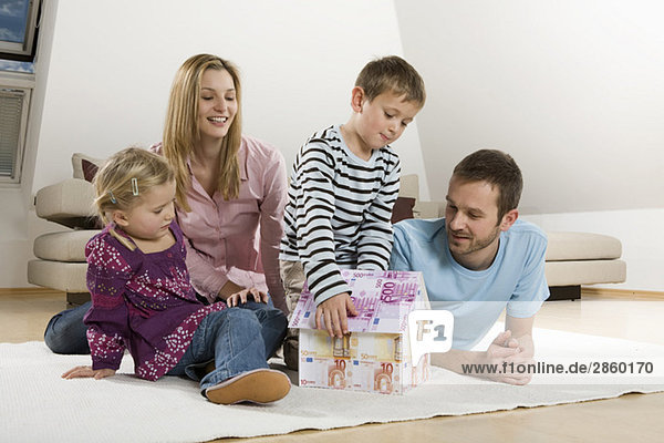 Familie Entspannen zu Hause  Junge Bauen Haus von Euro-Noten