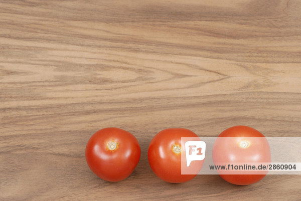 Tomaten in einer Reihe  erhöhte Ansicht