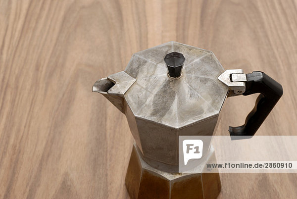 Espressomaschine auf Holztisch  erhöhte Ansicht