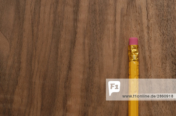 Alter Bleistift auf Holztisch  erhöhte Ansicht