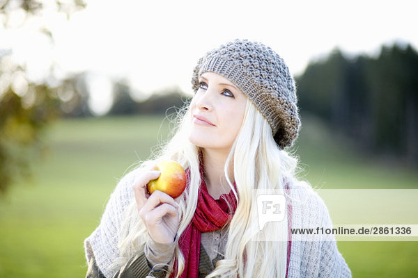 Junge Frau hält einen Apfel  Portrait