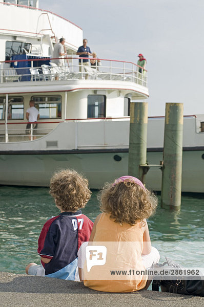 Deutschland  Baden-Württemberg  Bodensee  Kinder (2-5 Jahre) beim Beobachten des Ausflugsbootes