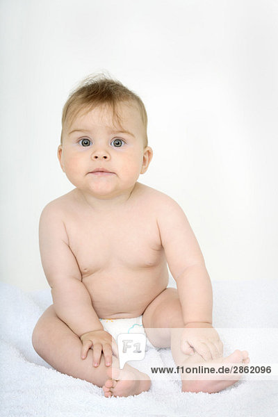 Kleines Mädchen (6-11 Monate) sitzend  Nahaufnahme  Porträt