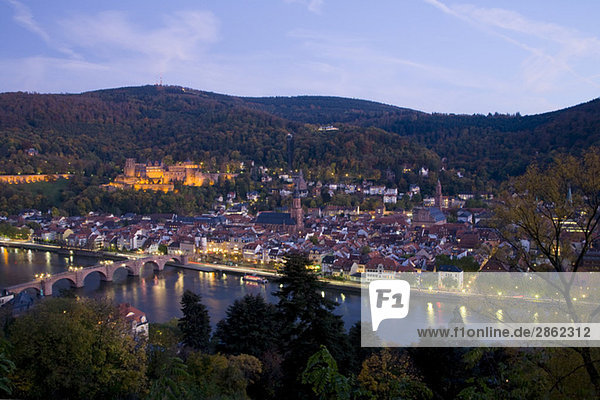 Deutschland  Baden-Württemberg  Heidelberg  Stadtbild und Fluss in der Abenddämmerung  Hochansicht