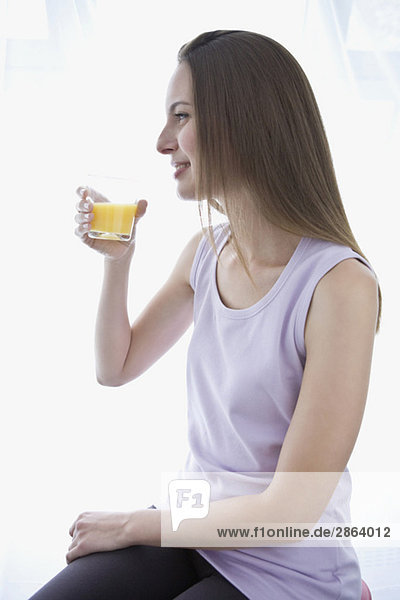 Junge Frau hält ein Glas Saft  Porträt