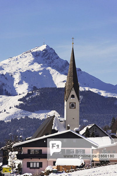 Österreich  Tirol  St. Jakob im Pillertal  Kitzbüheler Horn  Kirche  Berge im Hintergrund