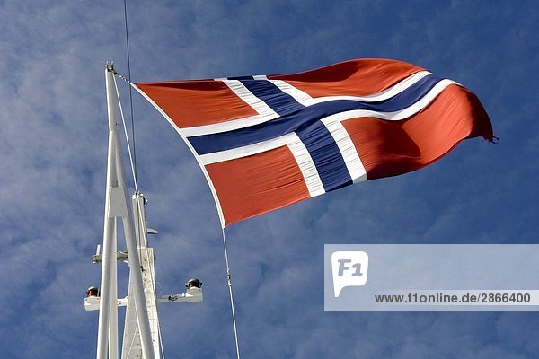 Untersicht der norwegische Flagge flattern  Norwegen