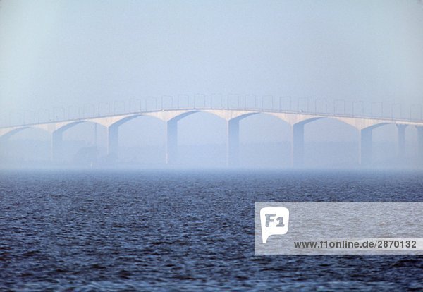 Eine Brücke im Nebel Schweden.