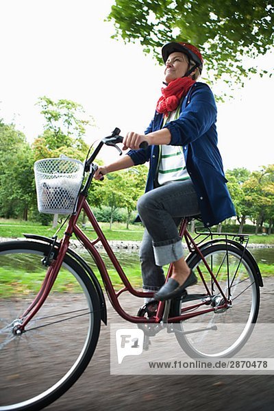 Eine Frau im Park Schweden Radfahren.