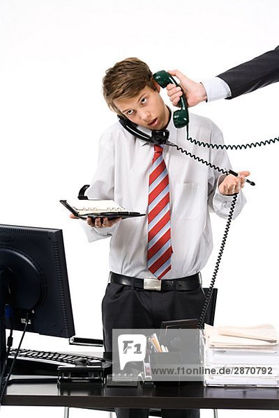 Ein Teenager als Geschäftsmann im Büro.