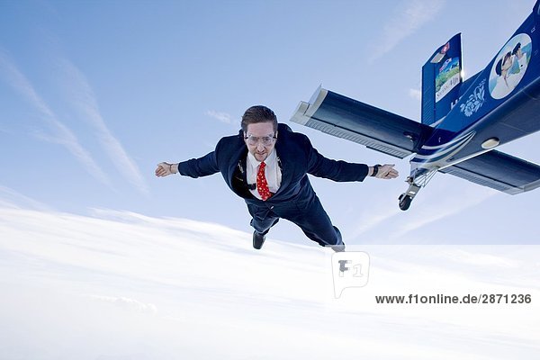 Geschäftsmann springt aus einem Flugzeug  Schweiz