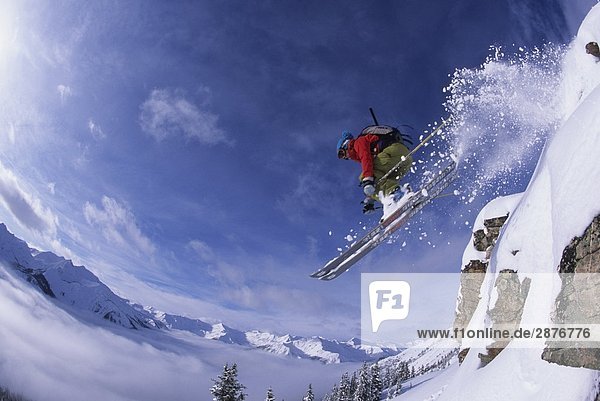 Skifahrer treten Urlaub unbewohnte entlegene Gegend In der Luft schwebend Kanada