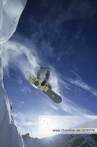 niedrig Snowboardfahrer fangen Himmel unbewohnte entlegene Gegend Ansicht Flachwinkelansicht Winkel Kanada