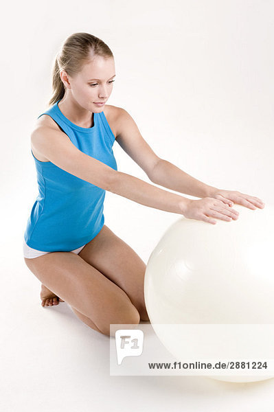 Frau beim Training mit einem Fitnessball