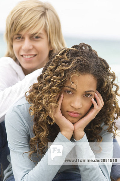 Porträt eines Teenagers mit einem Mädchen am Strand