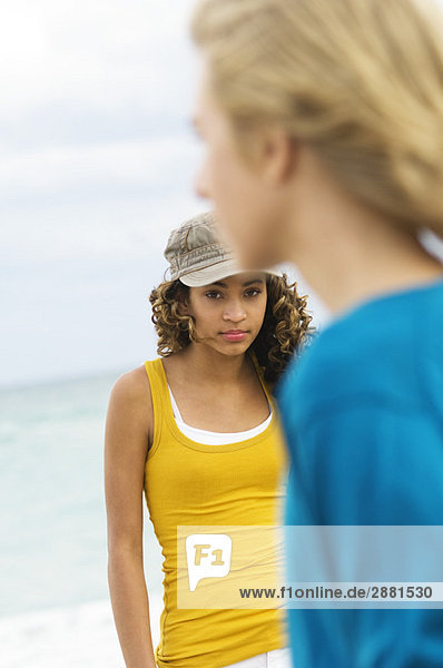 Teenager-Junge steht mit einem Mädchen am Strand