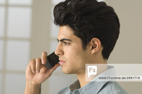 Mann im Gespräch auf dem Handy