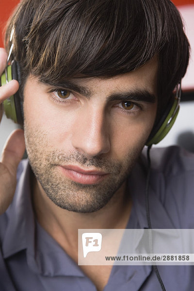 Porträt eines Mannes  der Kopfhörer hört