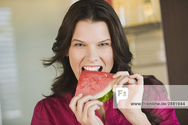 Porträt einer Frau beim Essen einer Wassermelone