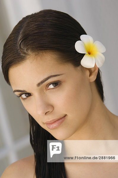 Porträt einer Frau mit einer Blume im Haar