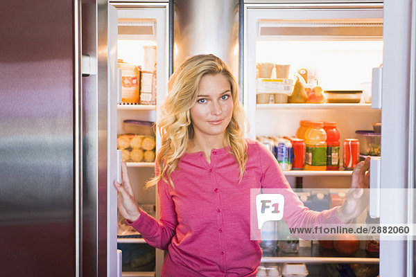 Porträt einer Frau vor dem Kühlschrank