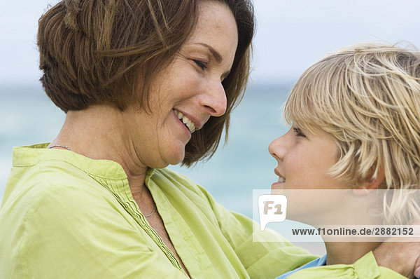 Frau lächelt mit ihrem Enkel