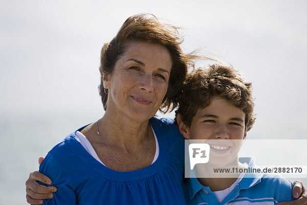 Porträt einer Frau  die mit ihrem Enkel lächelt