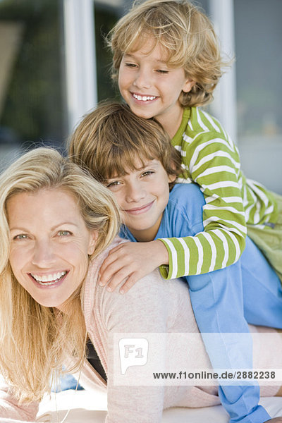 Frau lächelt mit ihren beiden Söhnen