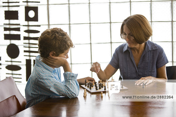 Frau beim Schachspiel mit ihrem Enkel