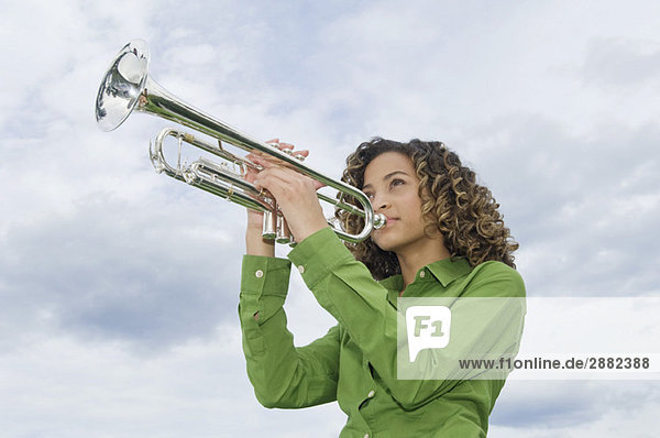 Tiefblick auf ein trompetenspielendes Mädchen