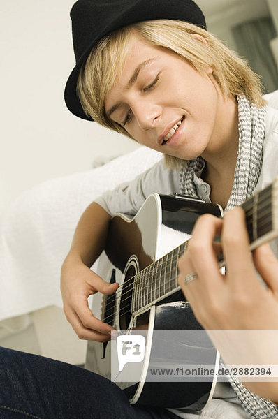 Teenager-Junge spielt Gitarre