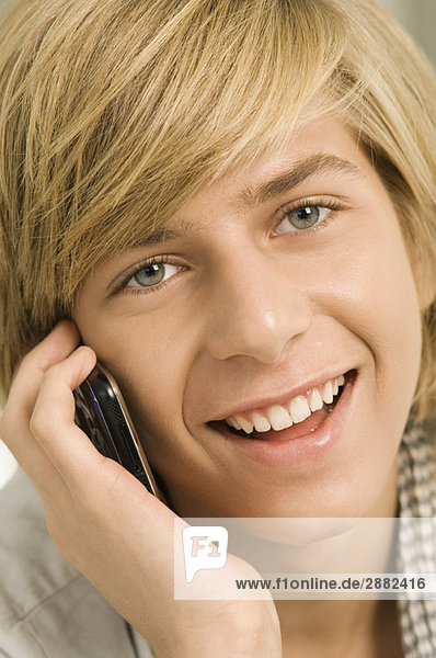 Teenager-Junge spricht auf einem Handy