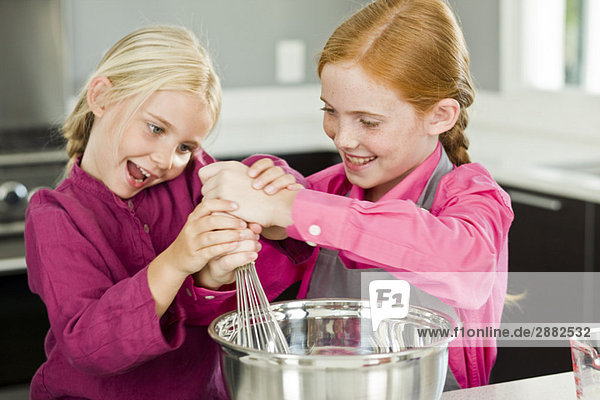 Zwei Mädchen beim Kochen in der Küche