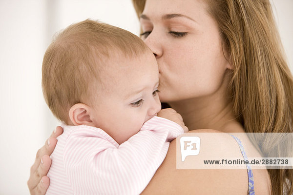 Frau küsst ihre Tochter