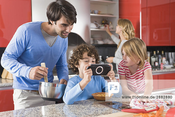 Mann mit seinen Kindern in der Küche