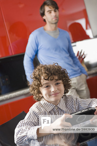 Porträt eines Jungen mit einem Videospiel