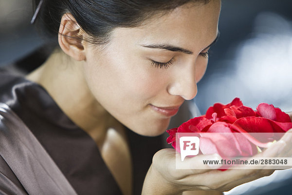 Frau riecht Rosenblüten