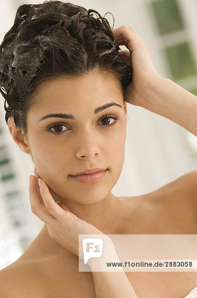 Porträt einer Frau beim Haarewaschen