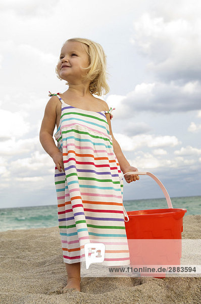 Mädchen mit Sandeimer am Strand