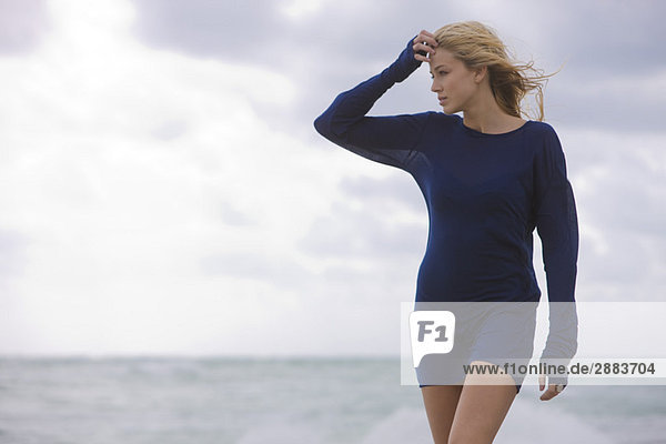 Frau am Strand stehend