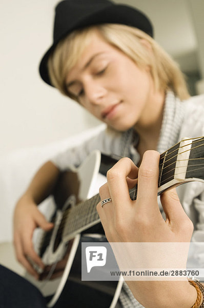 Teenager-Junge spielt Gitarre